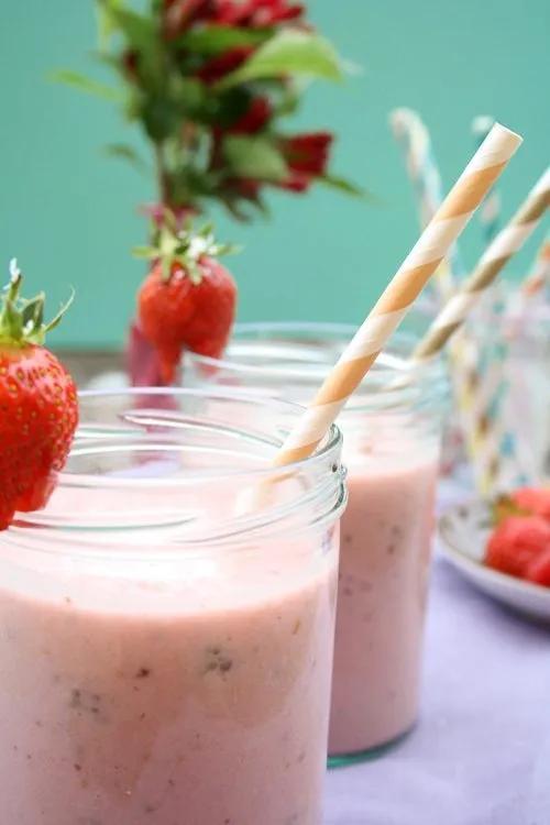 Rezept: Veganer Erdbeer-Banane-Kokos-Smoothie mit Chia-Gel und Herzlich ...
