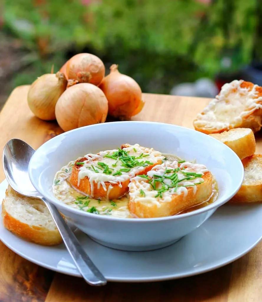 Französische Zwiebelsuppe - Einfaches Rezept - Instakoch.de