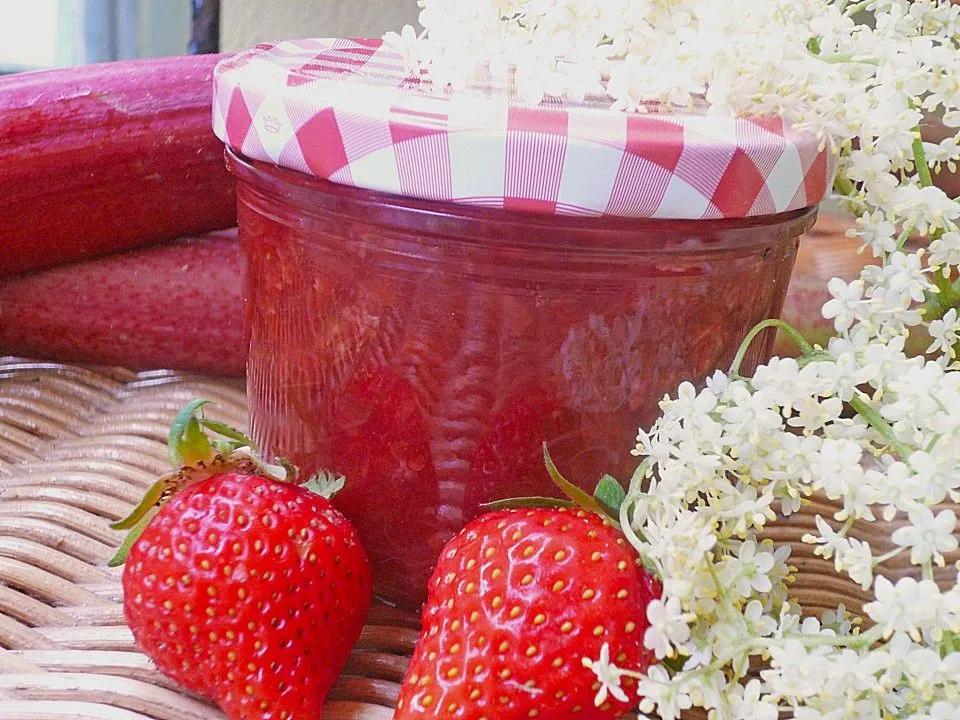 Rhabarber - Erdbeerkonfitüre mit Holunderblüten, ein leckeres Rezept ...