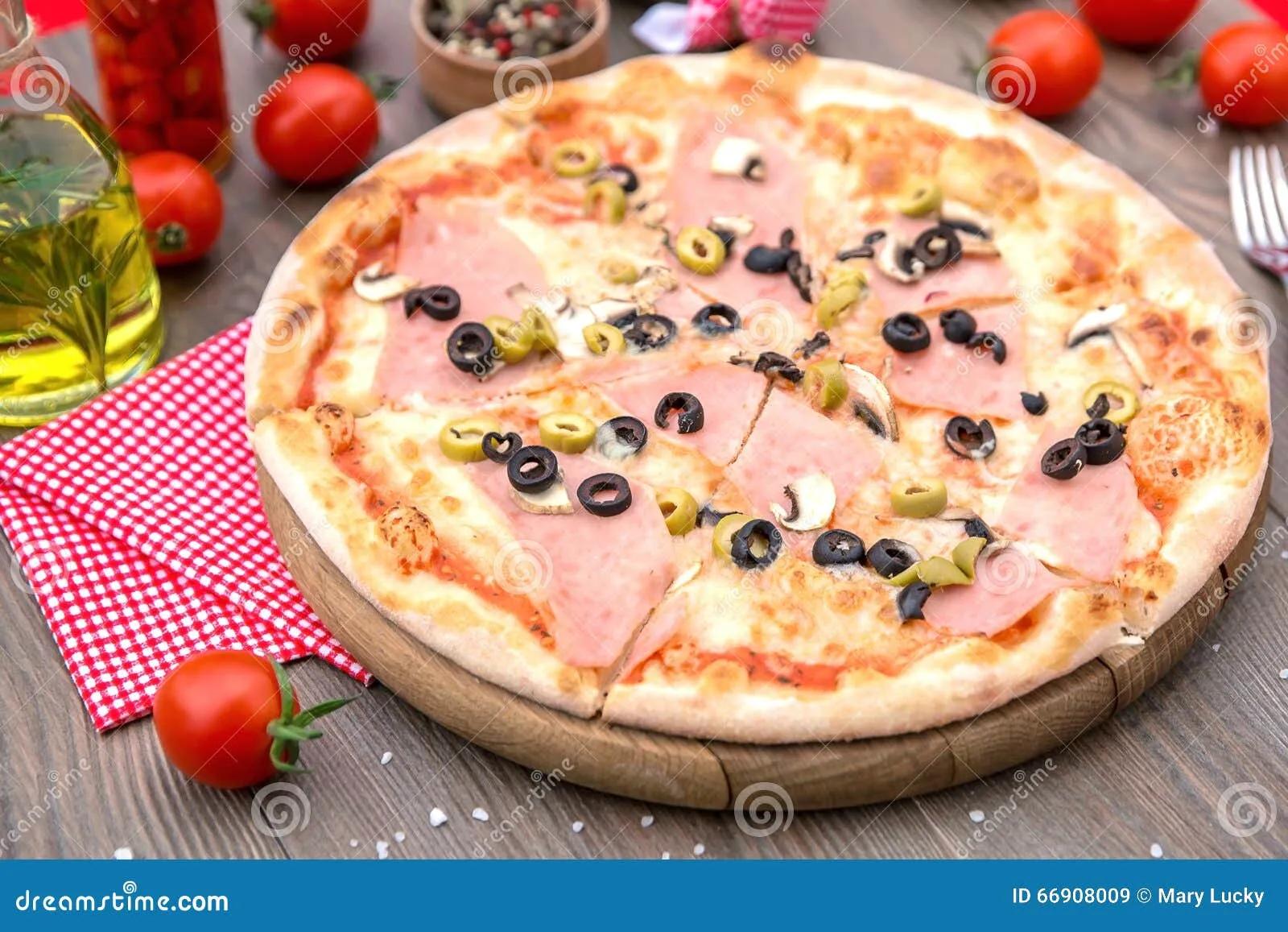 Italienische Pizza Mit Schinken Und Oliven Stockbild - Bild von kirsche ...