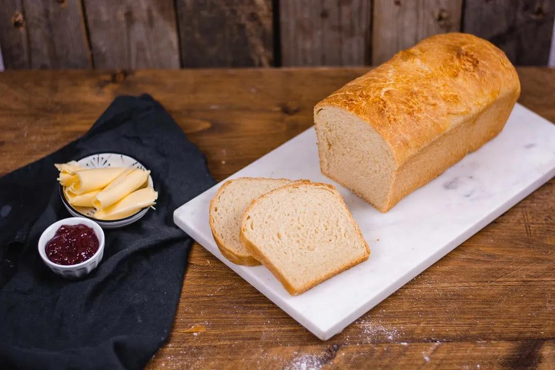 Toastbrot backen - Einfaches Rezept mit Zutaten aus der Vorratskammer