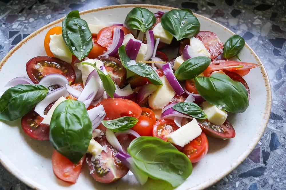 Rustikaler Tomaten-Mozzarella-Salat - Cooking Italy