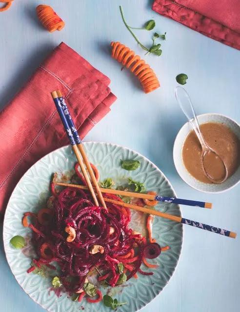 S-Küche: Asia-Salat aus Wurzelgemüse- und Süßkartoffelspiralen mit ...