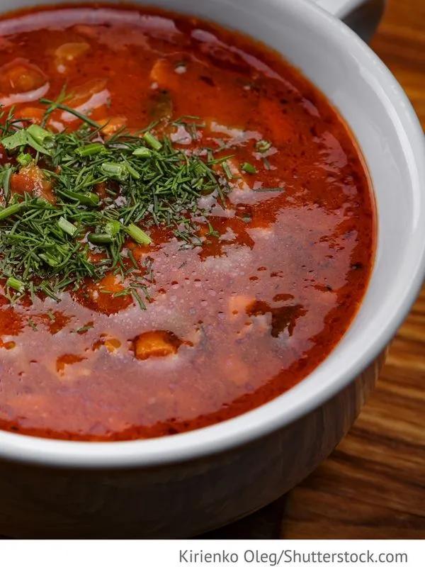 Soljanka Suppe mit Rindfleisch, Karotten und Salzgurken | Foodtempel ...