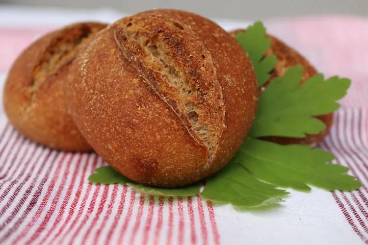 Dinkel-Vollkorn-Buttermilch-Brötchen oder: Frustbrötchen – Wildes Brot