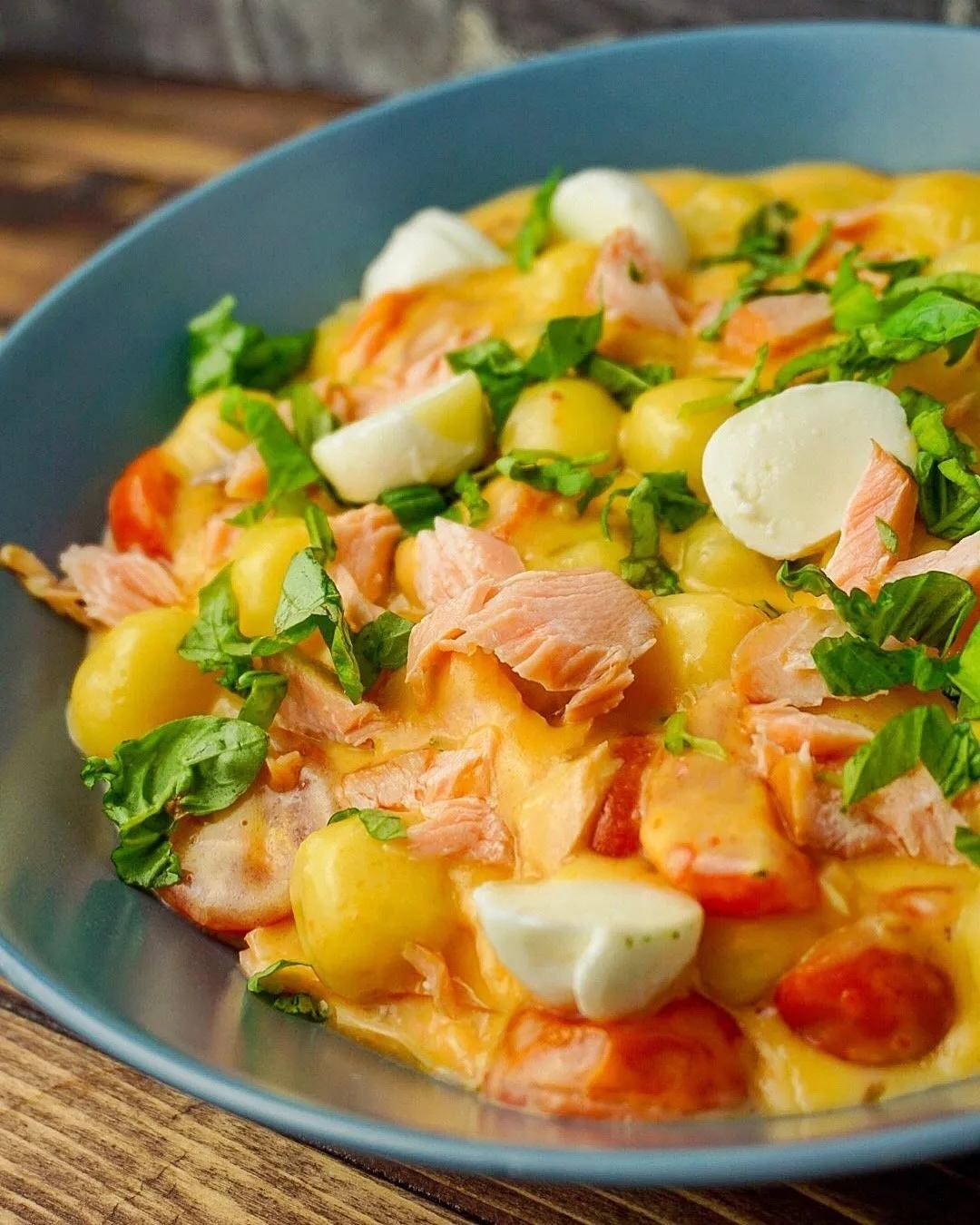 Gnocchi in pikanter Tomaten-Sahne Soße mit Lachs - Kochhochgenuss