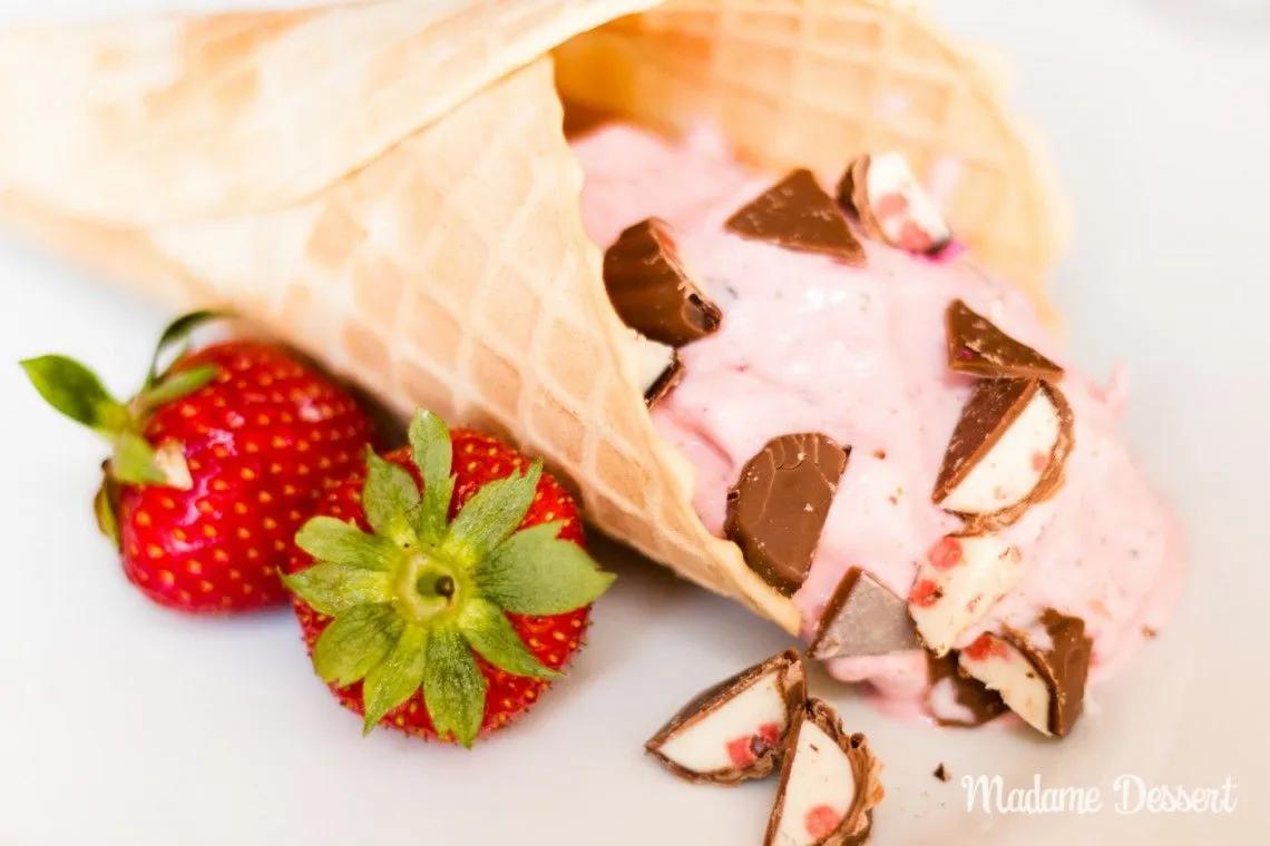 Erdbeer-Joghurt-Eis mit Schokostückchen | Madame Dessert | Joghurt eis ...