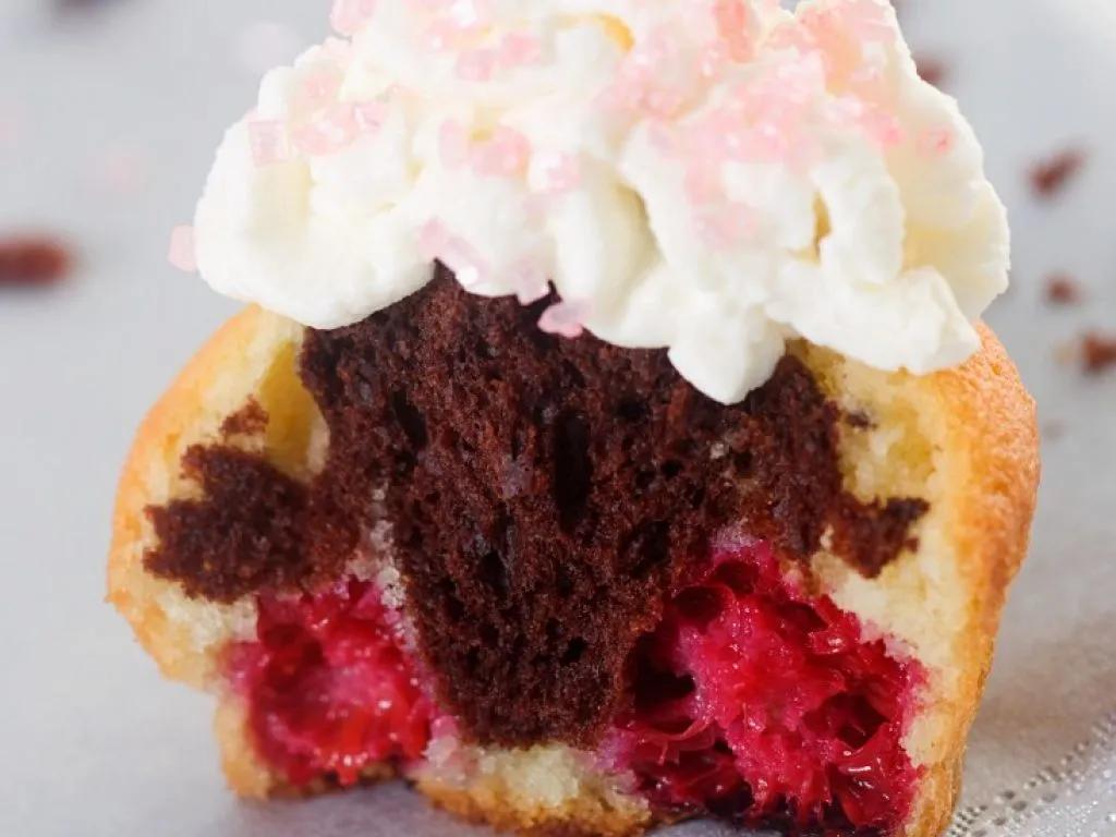 Schoko-Vanille-Cupcake mit Cremetopping Rezept | EAT SMARTER