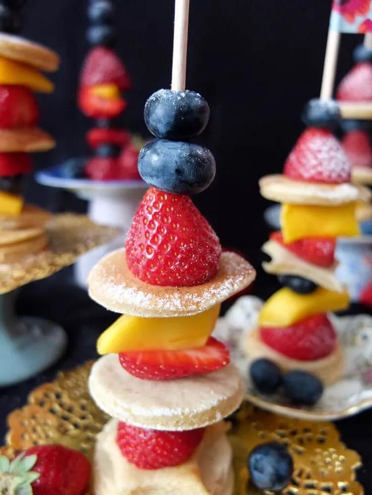 Pfannkuchen-Früchtespieße – La Crema Patisserie Foodblog Backblog ...