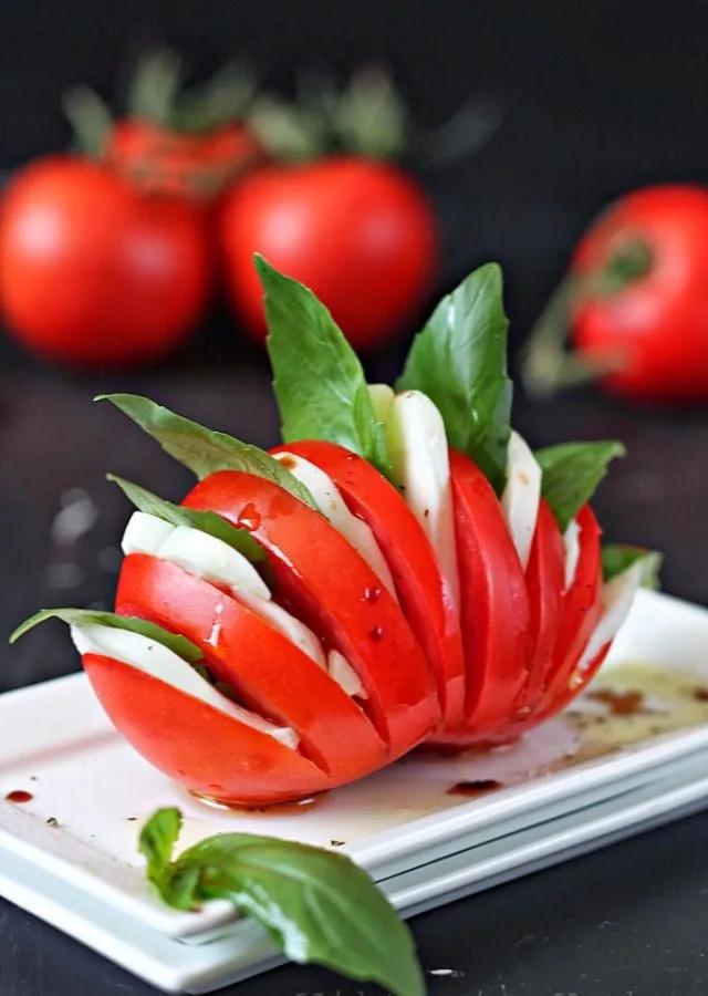 Tomaten, Mozzarella, Basilikum mit Balsamico-Reduktion - Clara Wolf Blog