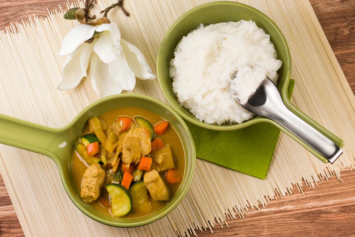 Grünes Thai-Curry mit Hähnchen, Zucchini, Bambussprossen