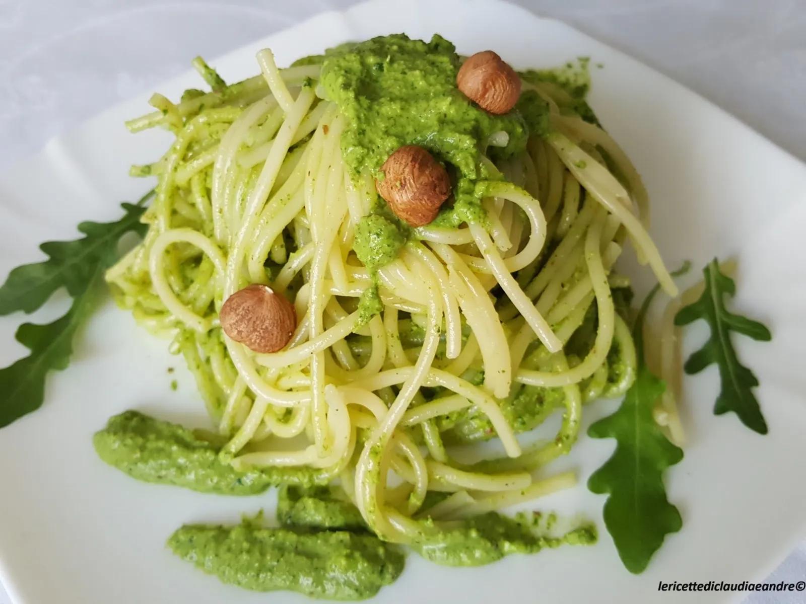 Spaghetti con pesto di rucola e nocciole | Ricetta ed ingredienti dei ...