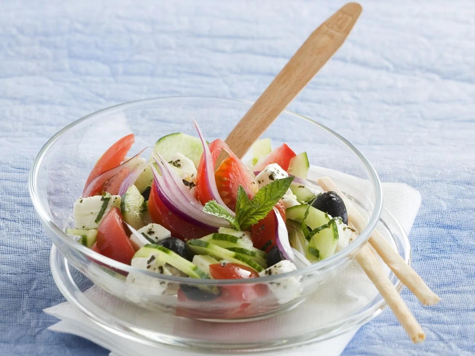 Salat nach griechischer Art Rezept | EAT SMARTER