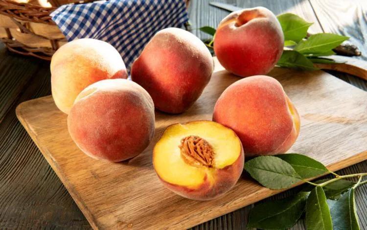 Pfirsiche sind verführerische Früchte, gesund und reich an Vitaminen