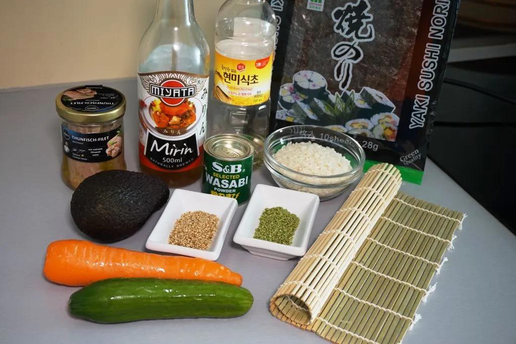 Zutaten Uramaki sushi | Thunfisch, Sushi machen, Sushi zutaten