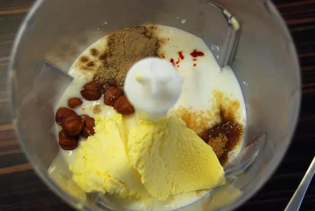 Bananen-Buttermilch-Shake - mit Eis verfeinert | AlleKochen.com