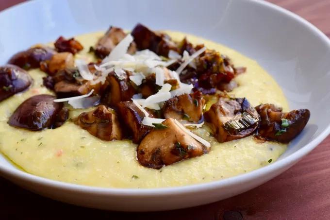 Cremige Polenta mit Balsamico – Champignons und Speck – Mit Pfeffer &amp; Liebe