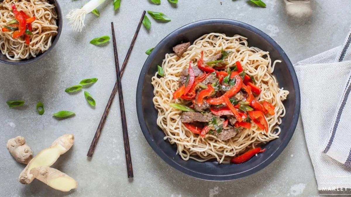 Rezept: Zitronengras-Teriyaki-Rindfleisch mit Paprika und gebratenen Nudeln