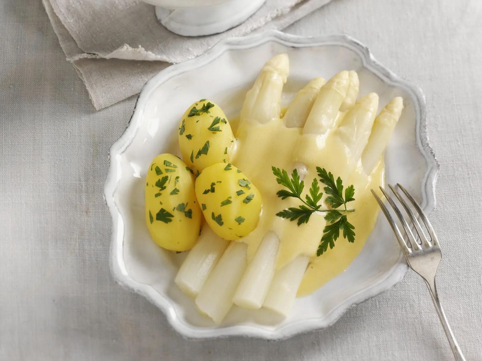 Weißer Spargel mit holländischer Soße und Kartoffeln Rezept | EAT SMARTER