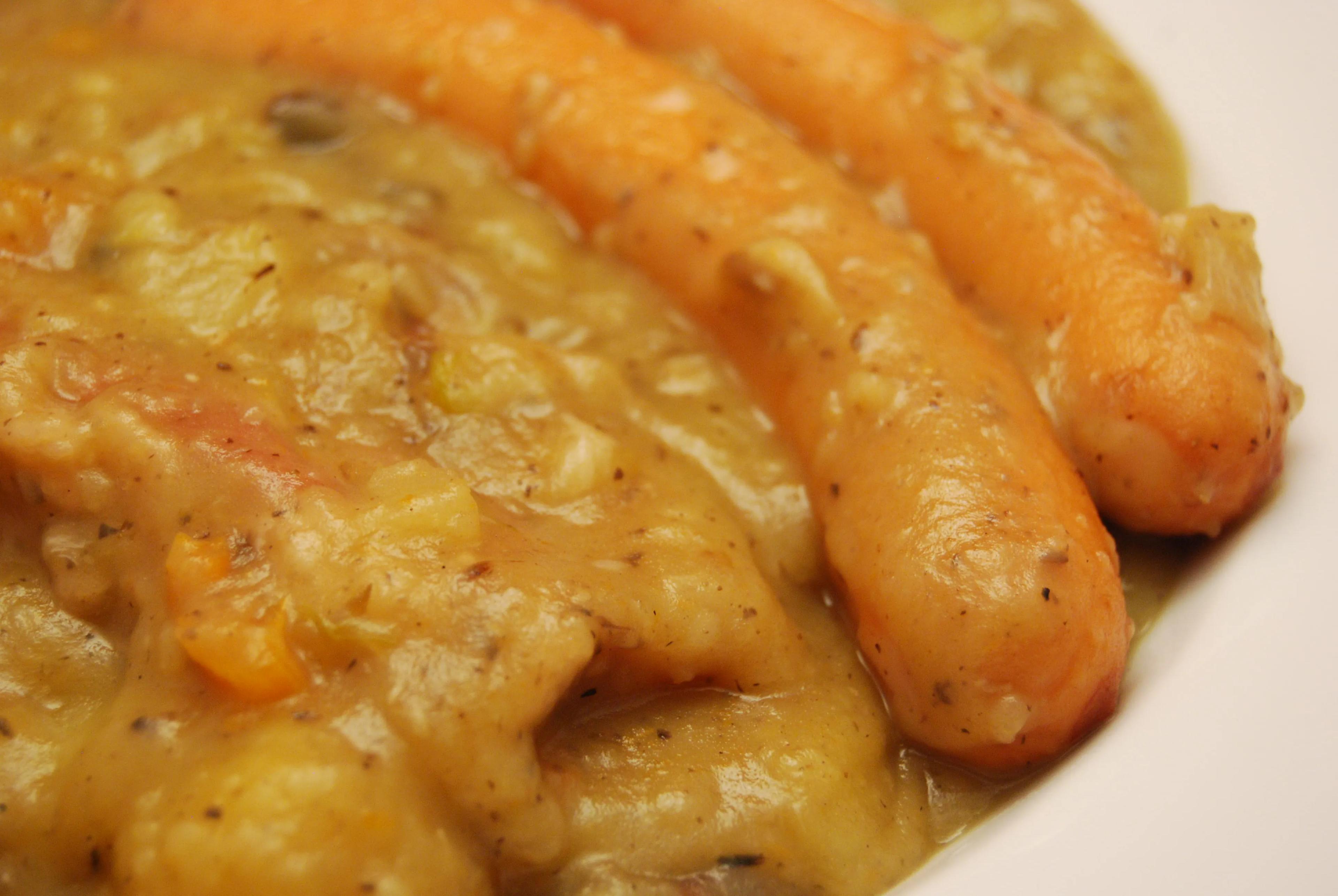 Kartoffel-Eintopf mit Wiener Würstchen und Speck - Nudelheissundhos