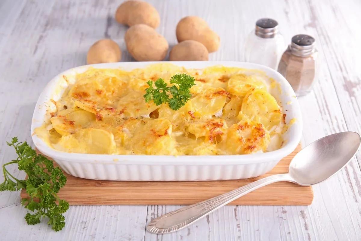 Saftiger Kartoffelgratin mit Bacon, Käse und Sahne