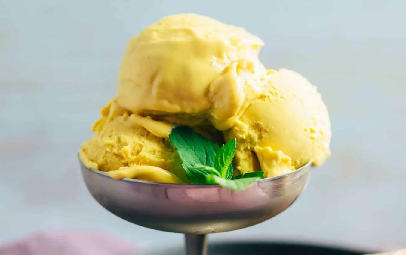 Cremiges Mango Eis (mit oder ohne Eismaschine) - vegan