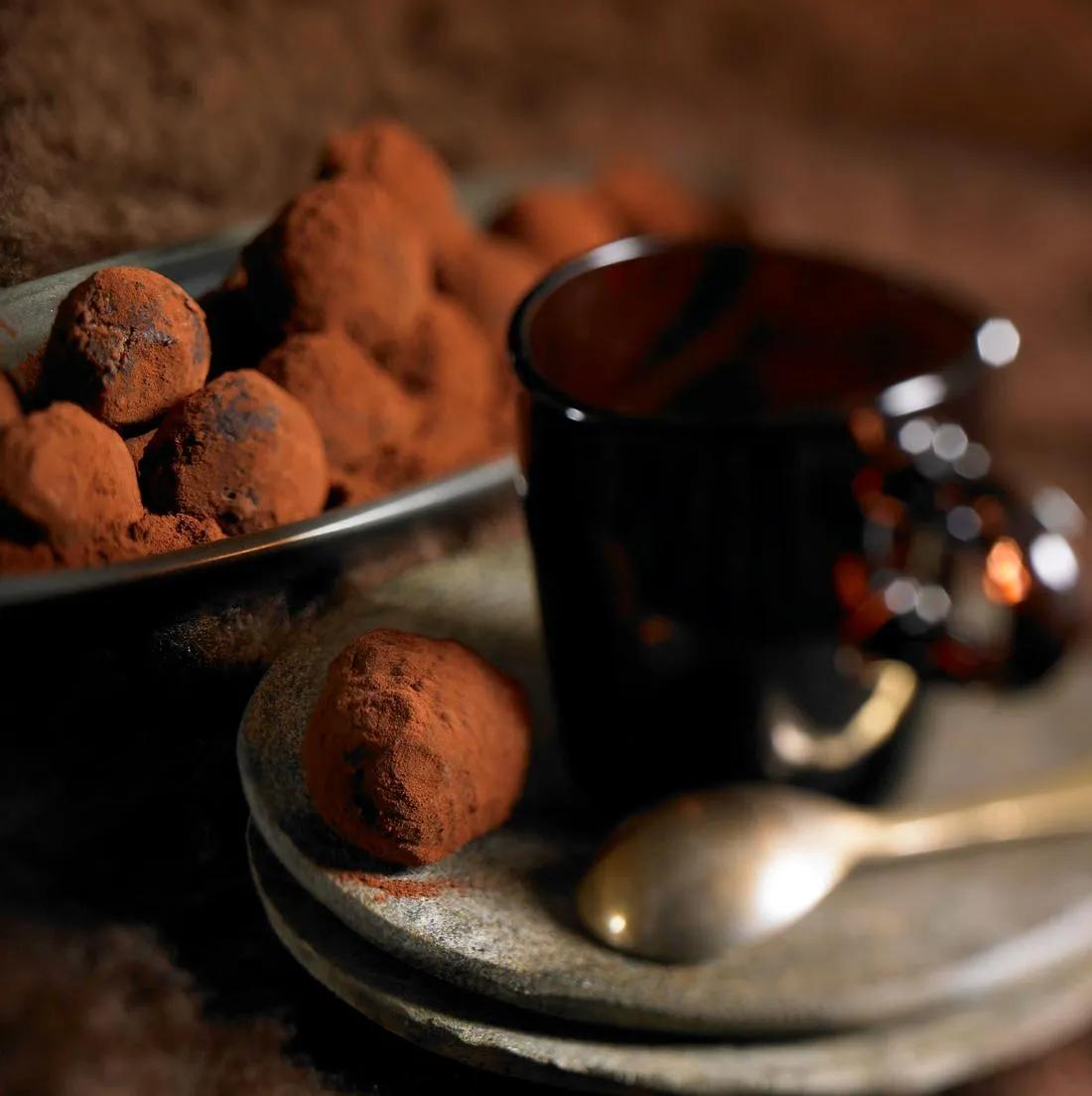 Schokoladentrüffel mit Macadamianüssen Rezept | LECKER