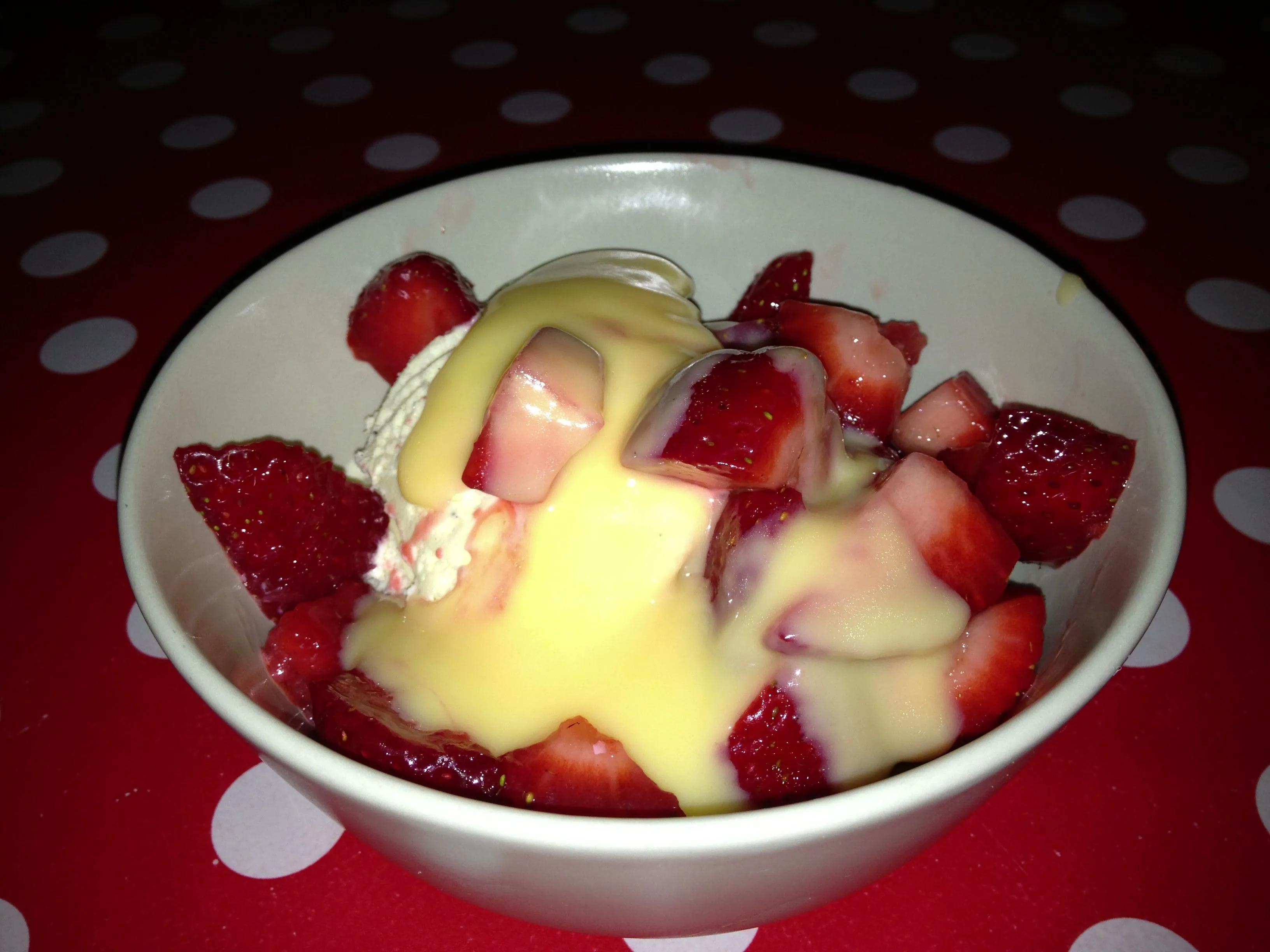 Erdbeeren an Vanilleeis und Eierlikör | Food, Desserts, Pudding