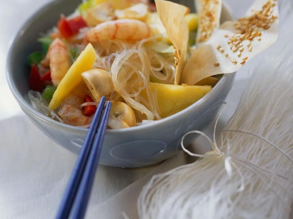 Asiatischer Nudelsalat mit Früchten und Garnelen Rezept | EAT SMARTER