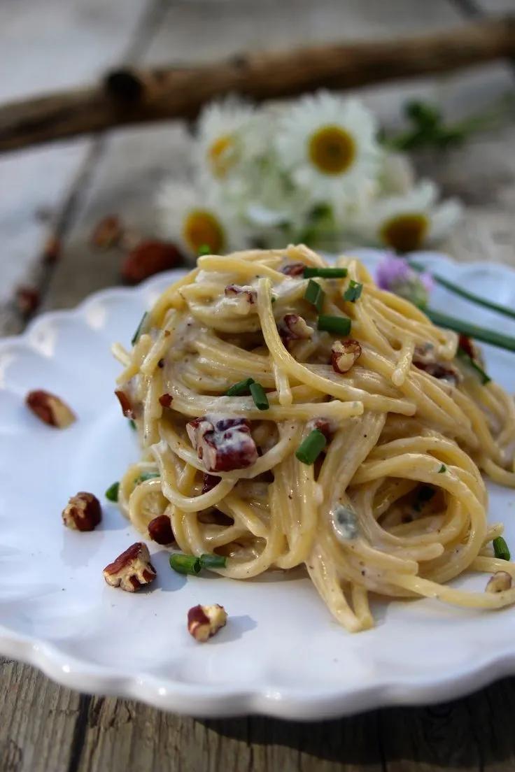 Spaghetti mit Gorgonzola-Mascarpone-Sosse und gerösteten Pekannüssen ...