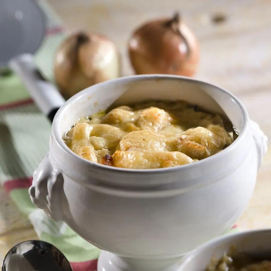 Zwiebelsuppe mit Käsehaube | Rezept | Suppe rezept einfach ...