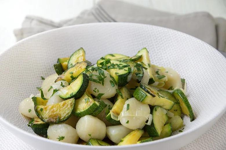 Gnocchi Salat mit Zucchini - Rezept | GuteKueche.de