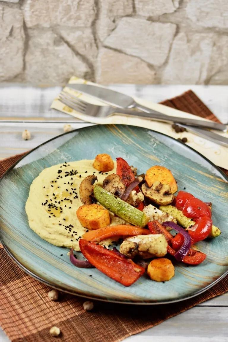 Hummus mit geröstetem Knoblauch und Ofengemüse - Zimt &amp; Chili