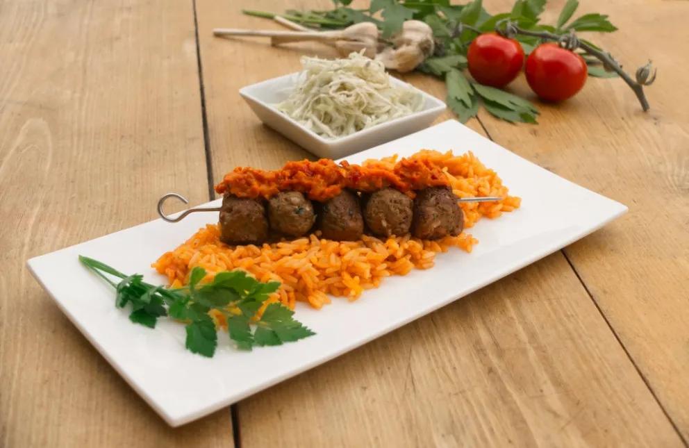 Cevapcici an Djuvec-Reis mit Ajvar und Krautsalat - Küchenkompass