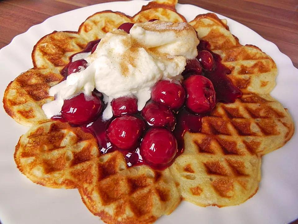 Waffeln mit heißen Kirschen (Rezept mit Bild) von chefkoch | Chefkoch.de