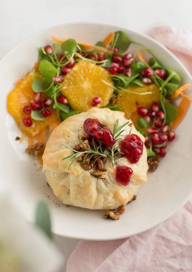 Camembert im Blätterteig mit Preiselbeeren &amp; Wintersalat | Rezepte ...