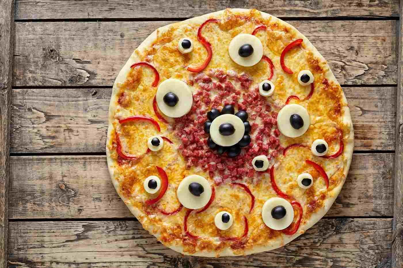 Halloween Pizza backen und gruselig belegen - Rezepte &amp; kreative Ideen
