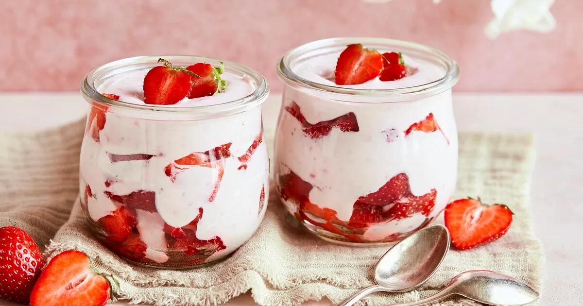 Erdbeer-Quark – schnelles Dessert im Glas | Einfach Backen