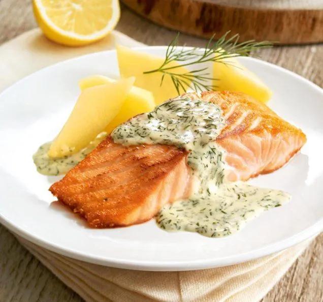 Lachs in Zitronen-Dill-Soße | Lachs braten rezept, Lachs gerichte ...