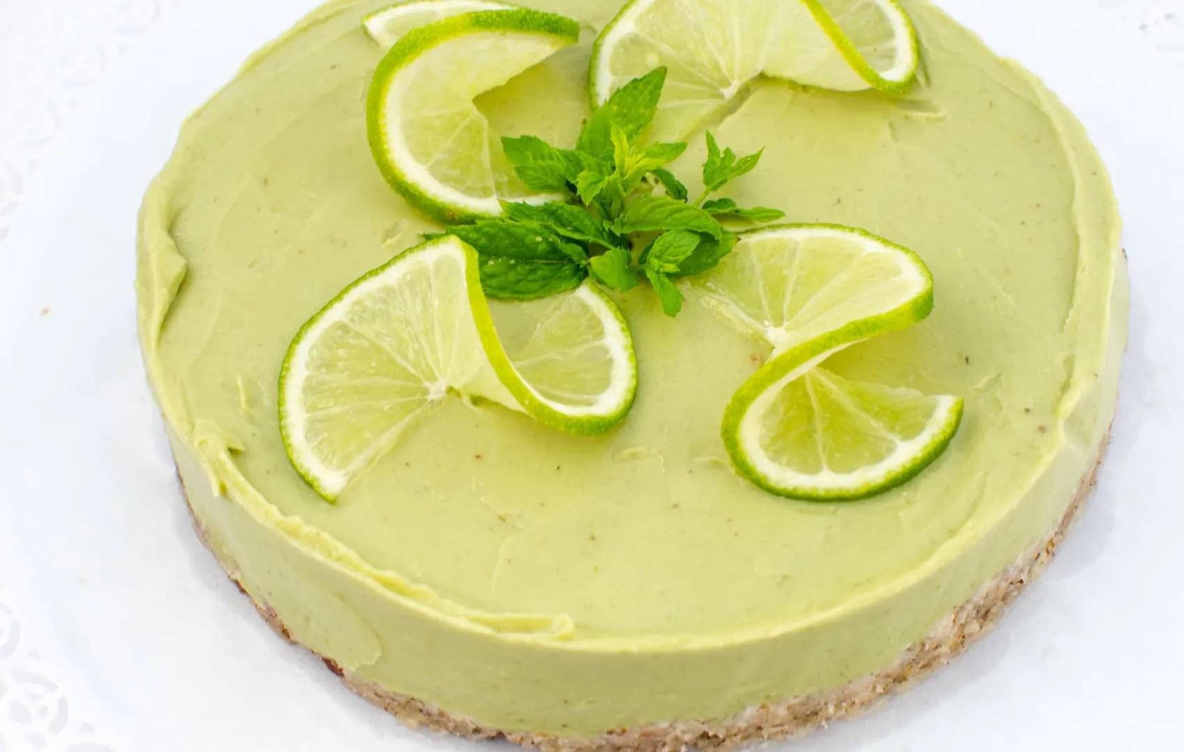 Erfrischender, rohköstlicher Limetten Kuchen - VeganBlatt