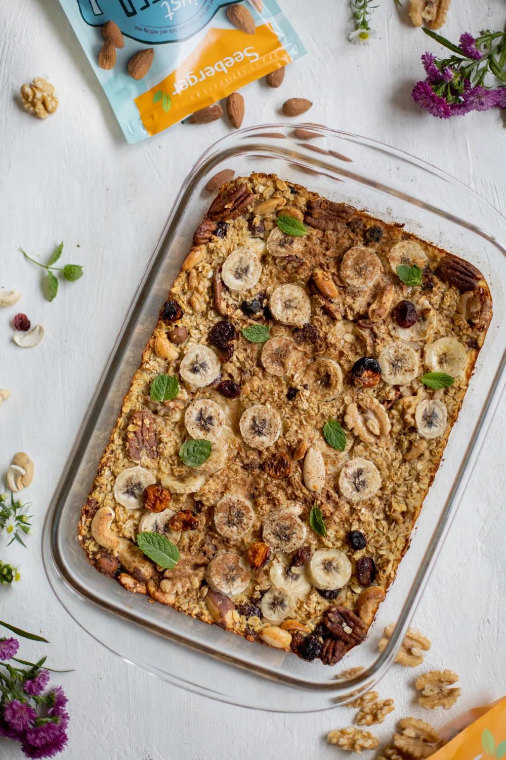 Frühstücksauflauf mit Haferflocken, Nüssen und Trockenfrüchten (unter ...