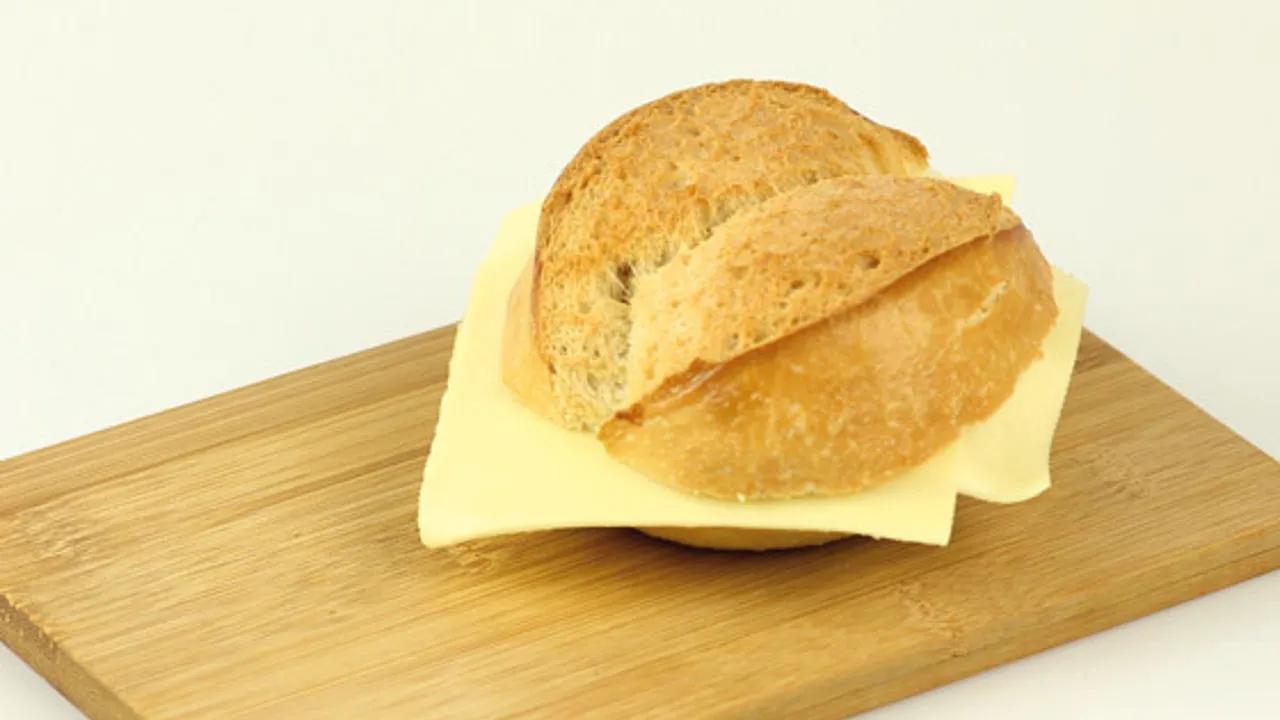 Brötchen mit Käse - Bäckerei Zipper