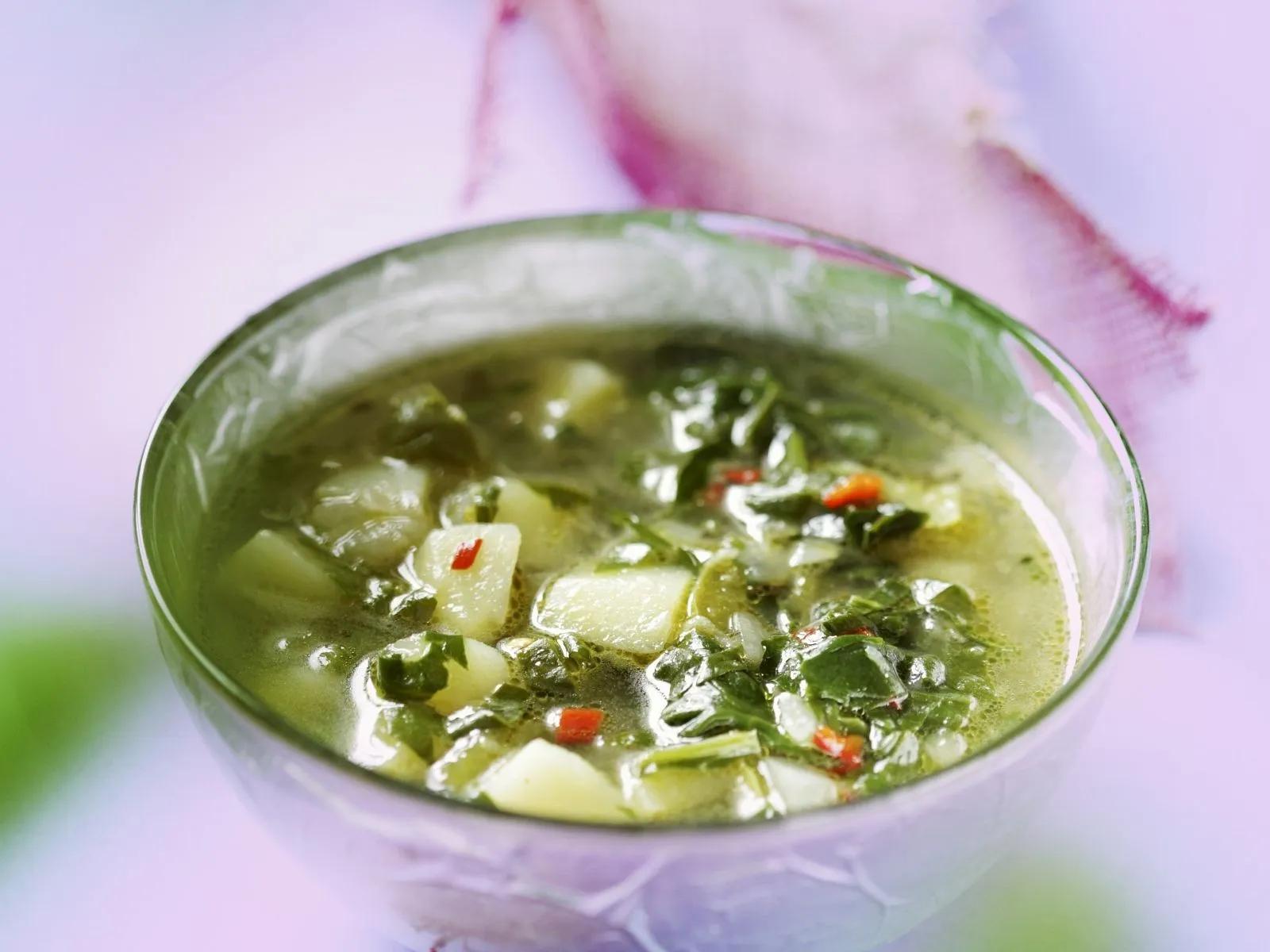 Mangold-Gemüse-Suppe Rezept | EAT SMARTER