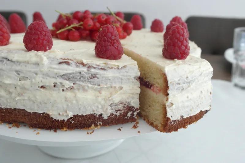 Vanille-Himbeer Buttercreme Torte