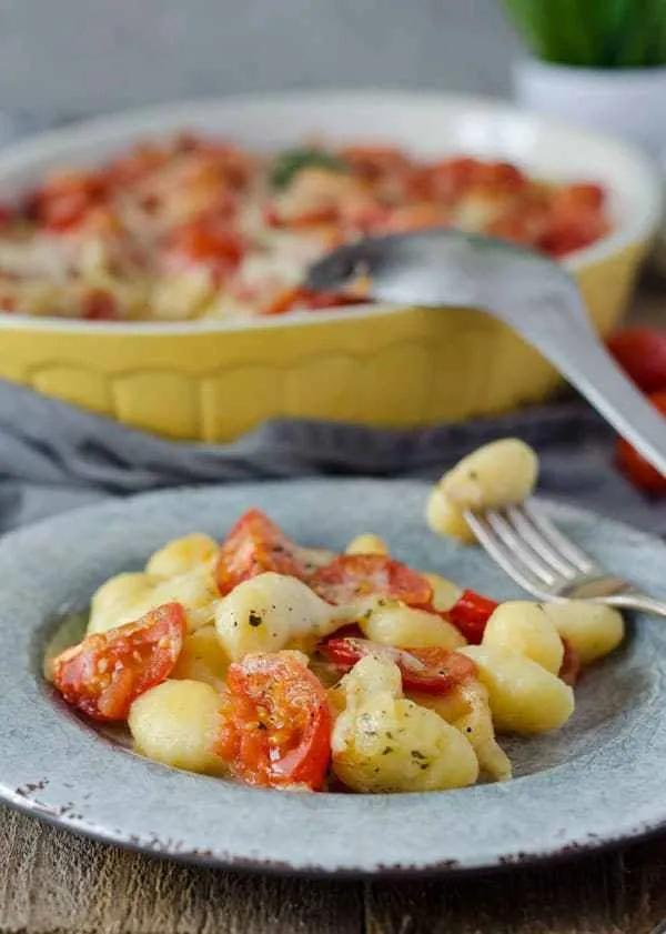 Vier Zutaten Gnocchi-Auflauf mit Tomate und Mozzarella. Vegetarisch und ...