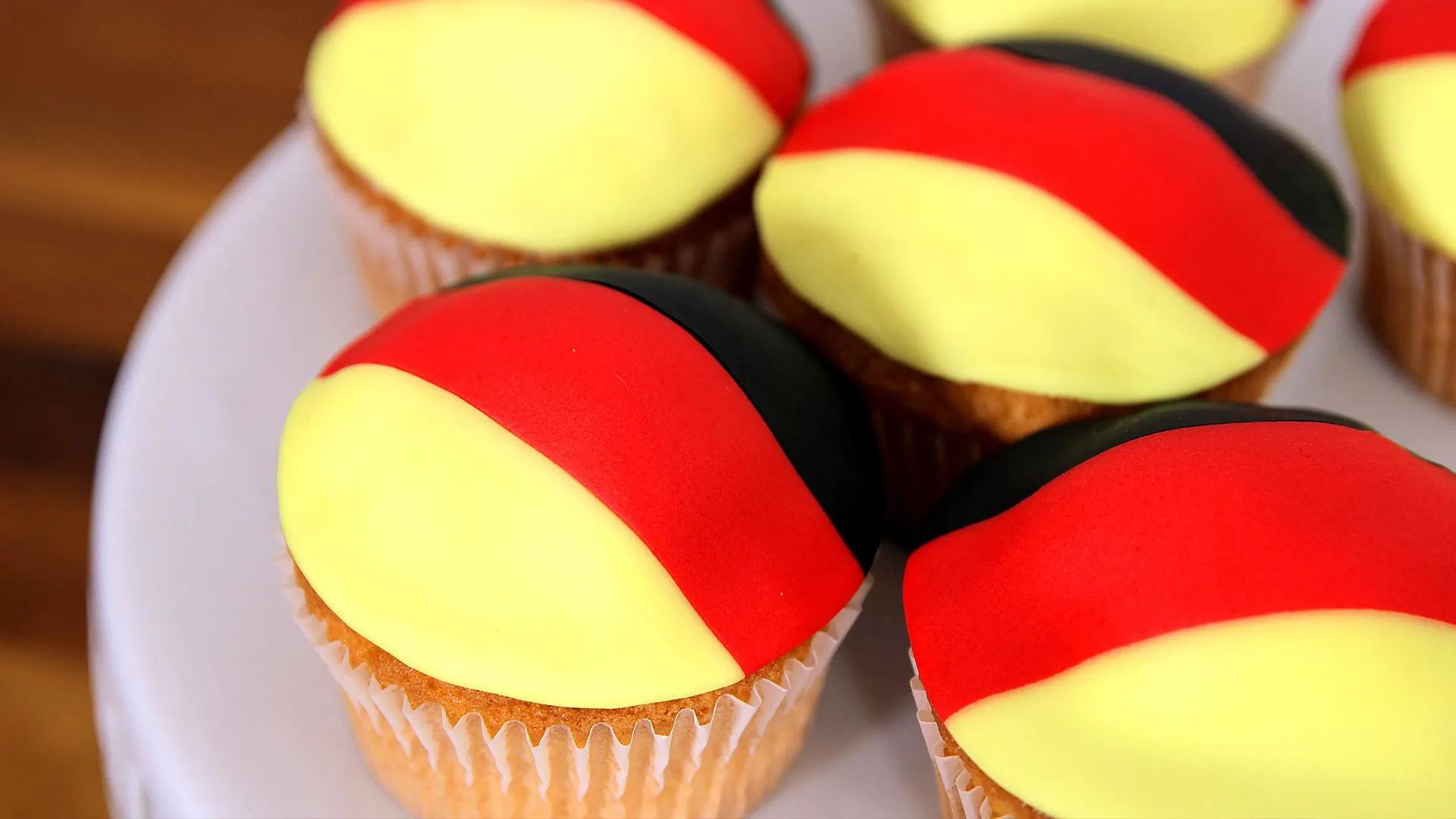 Deutschland-Cupcakes zur WM - BakeClub | Cupcakes, Essenswitze, Kuchen ...