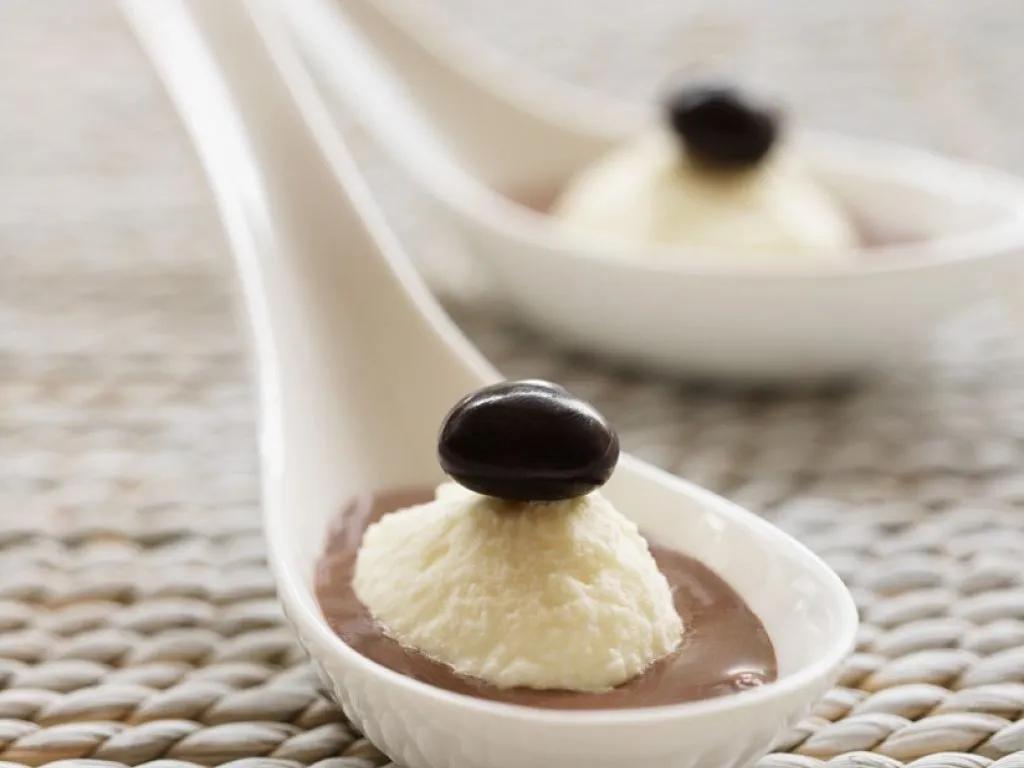 Weiße Schokoladenmousse mit dunkler Schokoladensoße Rezept | EAT SMARTER