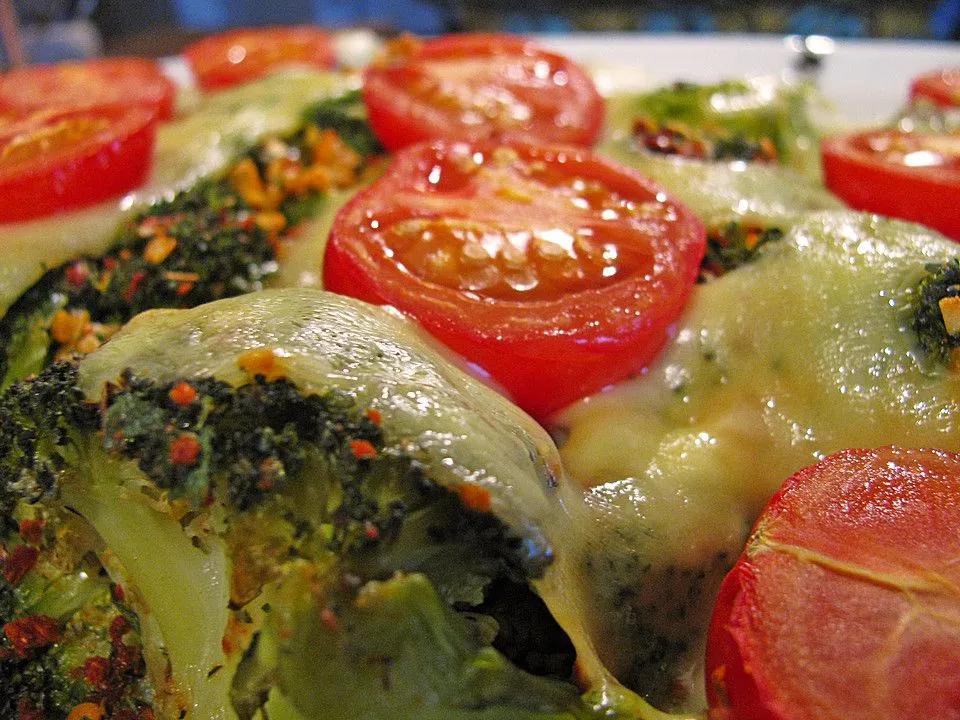 Brokkoli - Tomaten - Auflauf Broccoli, Receipes, Carbs, Tomato, Meat ...