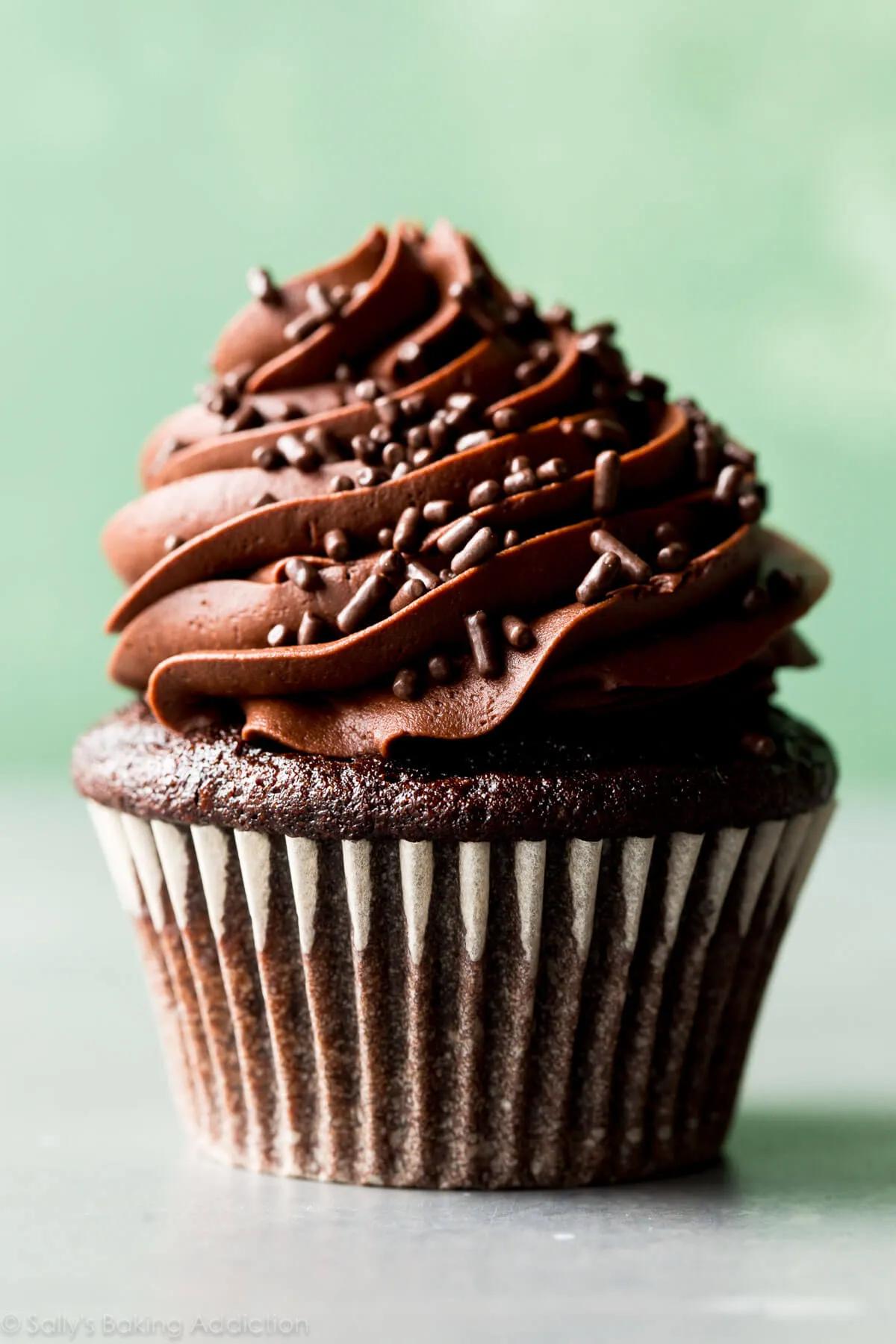 Cupcakes au chocolat avec glaçage à la vanille - Recettes du Monde