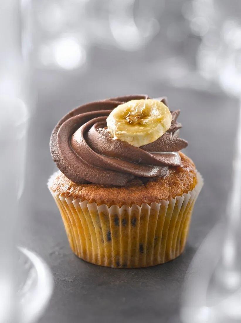 Schoko-Bananen-Cupcake – Bilder kaufen – 60203027 StockFood